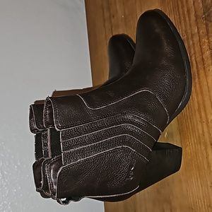 BOC Born Concepts brown pebbled leather heeled ankle boots size 8